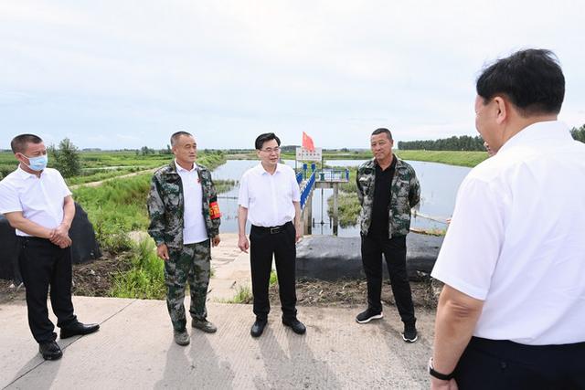 防汛常規(guī)物資中主要包含麻袋吸水膨脹袋,無紡布吸水膨脹袋,防汛沙袋,防汛噸袋,防汛編織袋,雨衣,雨靴,雨傘,彩條布,工兵鏟,十字鎬,八磅錘,應(yīng)急救生包等。