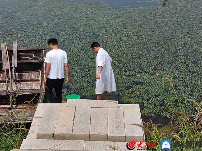 防汛常規(guī)物資中主要包含麻袋吸水膨脹袋,無(wú)紡布吸水膨脹袋,防汛沙袋,防汛噸袋,防汛編織袋,雨衣,雨靴,雨傘,彩條布,工兵鏟,十字鎬,八磅錘,應(yīng)急救生包等。