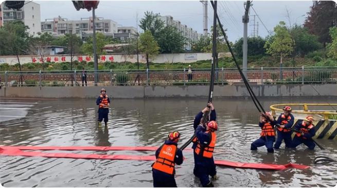 麒麟?yún)^(qū)遭暴雨突襲|部分道路積水嚴重，消防緊急排澇解憂