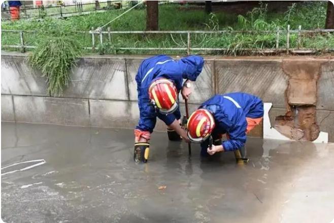 麒麟?yún)^(qū)遭暴雨突襲|部分道路積水嚴重，消防緊急排澇解憂